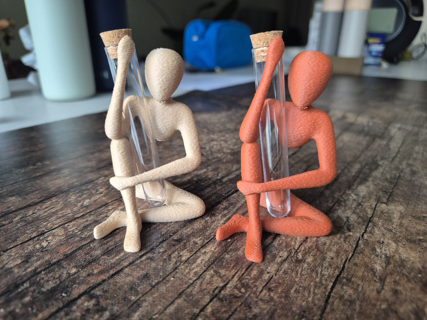 Vrouw met vaasje klein